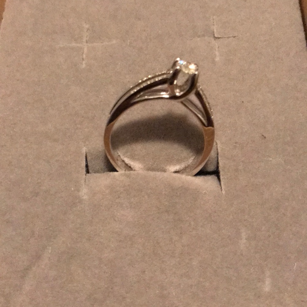 Engagement ring - Picture 4 of 5